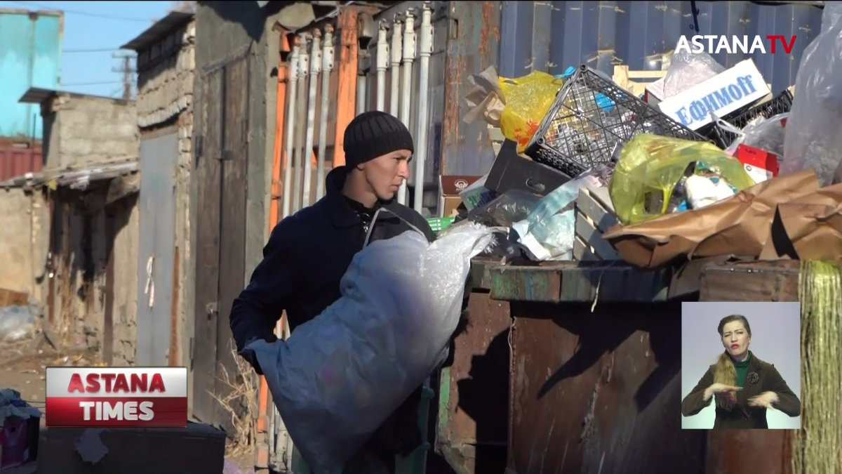 Стихийную свалку устроили во дворе жилого дома в Уральске