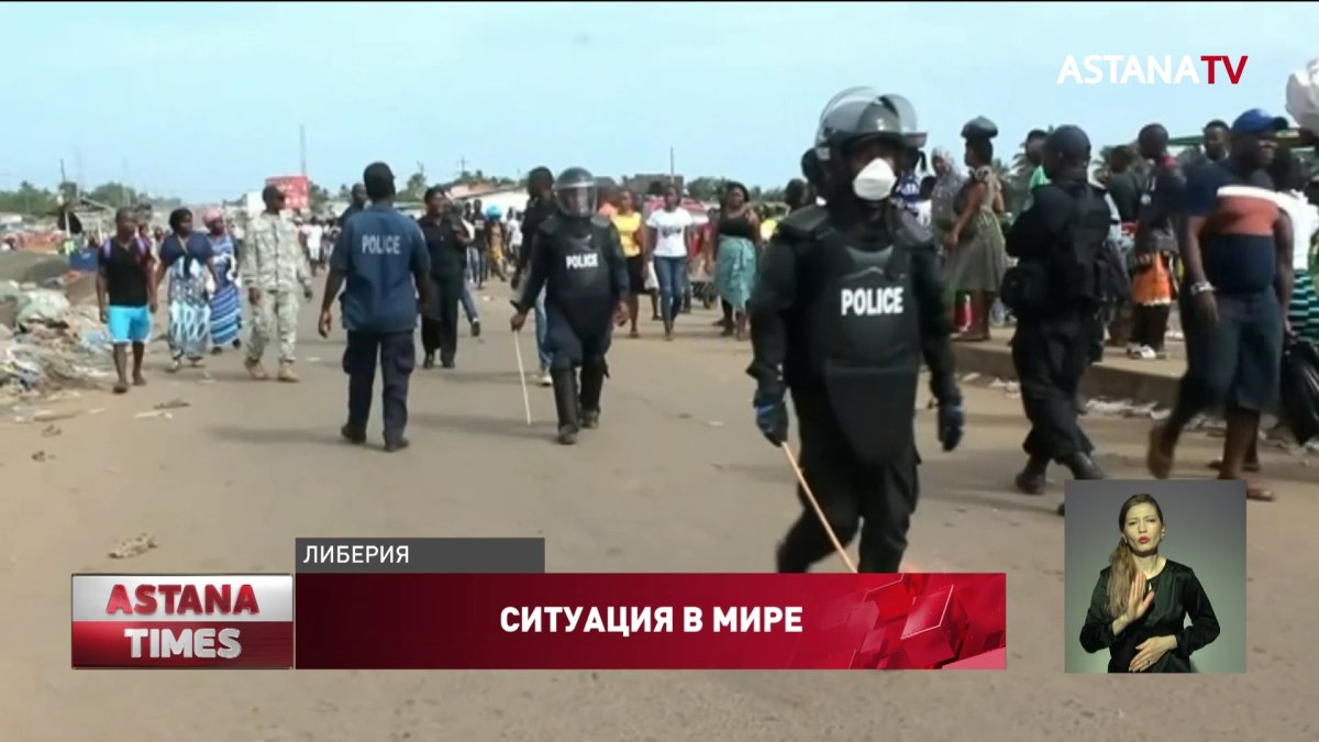 В Либерии полицейские используют дубинки, чтобы заставить людей оставаться дома