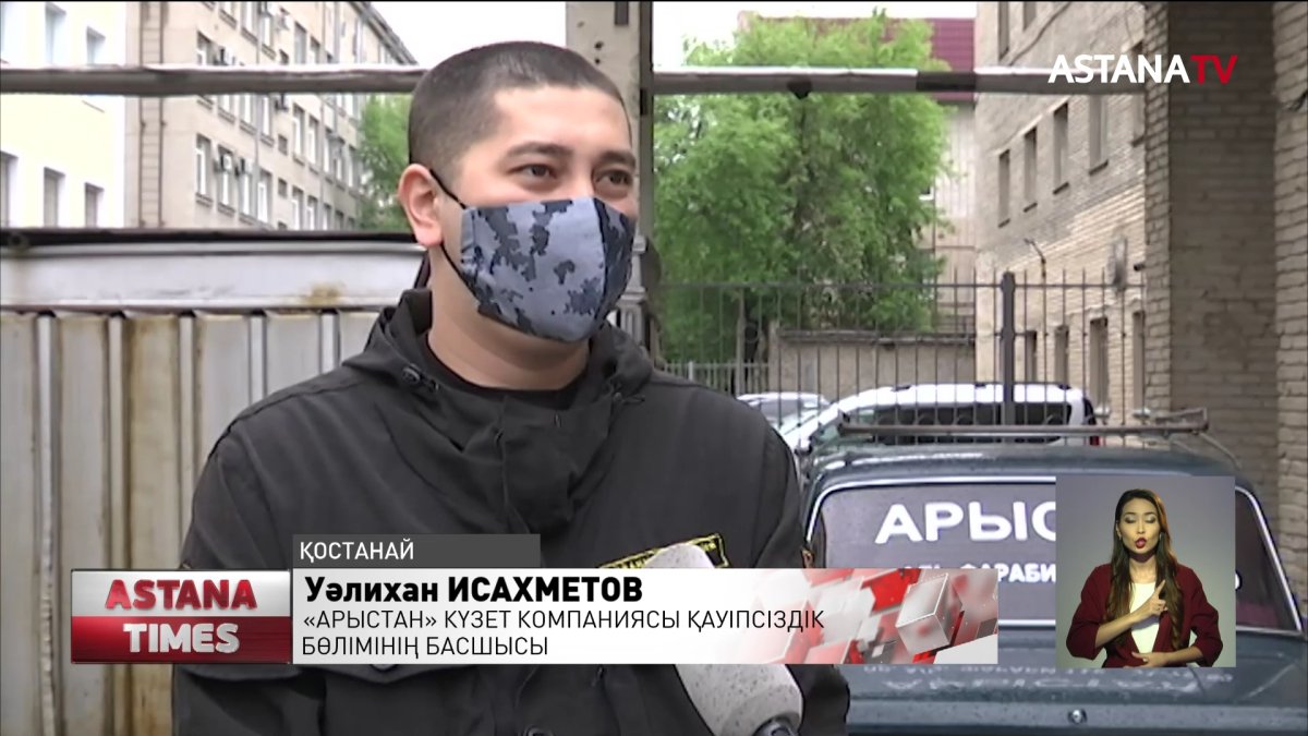 Күзет қызметкерлері күш көрсетіп, шашынан сүйреген қыз, еркек болып шықты