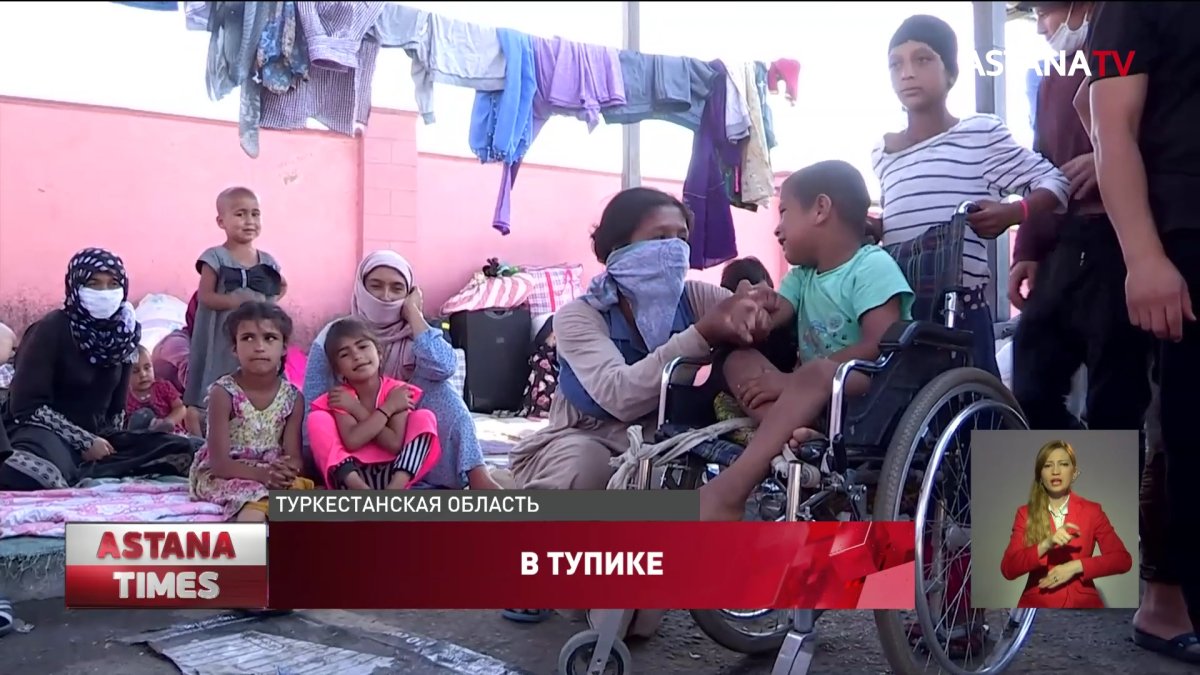 "Спим на картоне, кушаем среди трупов": сотни таджиков застряли на казахстанской границе