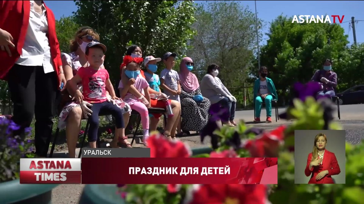 Одежду и сладкие подарки раздали детям Уральска представители партии «Nur Otan»