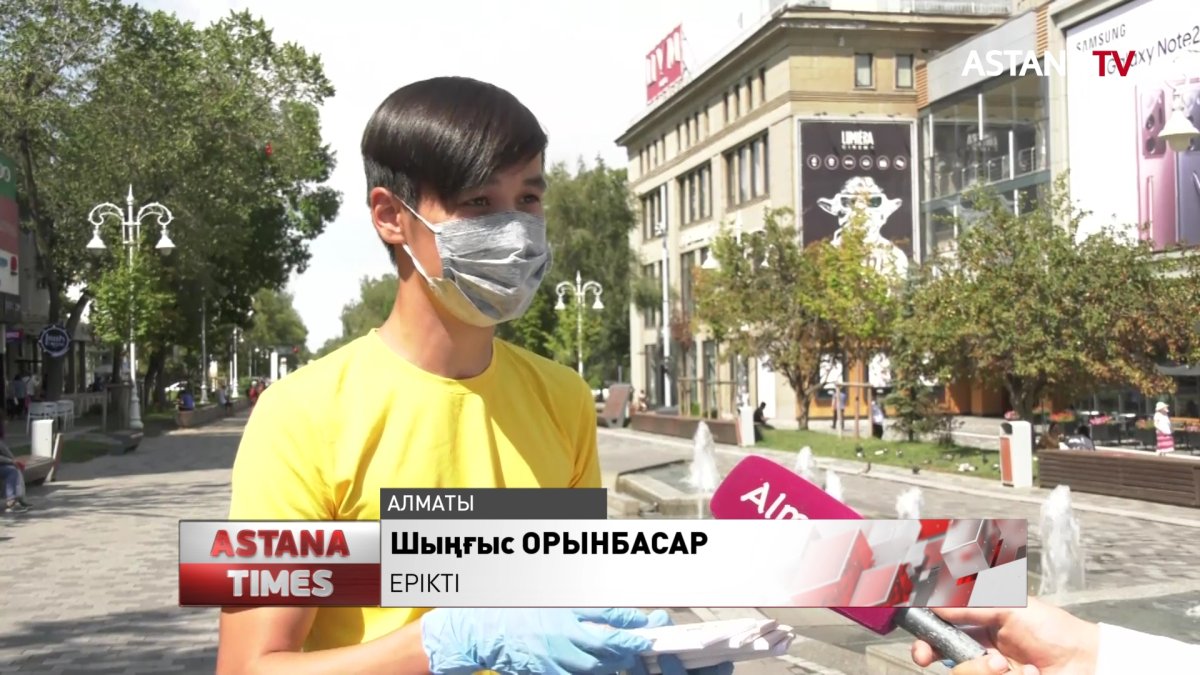 Алматылықтарға Абайдың қанатты сөздерімен безендірілген тәттілер таратылды