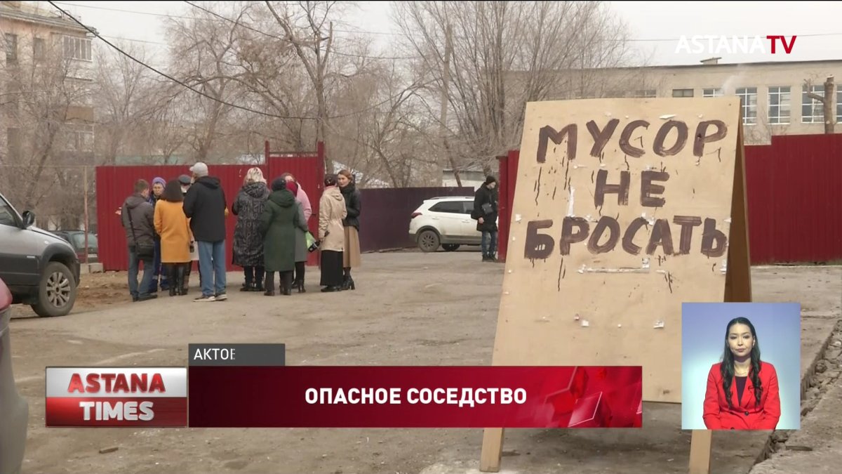 Жители актюбинской многоэтажки боятся взлететь на воздух из-за мусорных контейнеров