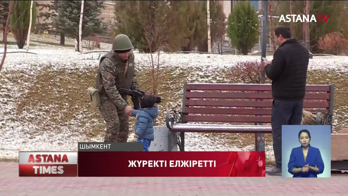 Әскери қызметкер мен бүлдіршін қол алысып тұрған фото Шымкентте түсірілген