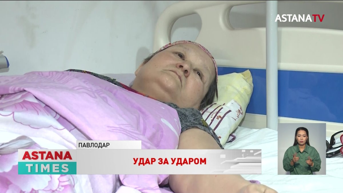 «Вмиг превратилась в инвалида»: на уборщицу упал металлический мусорный бак в Павлодаре