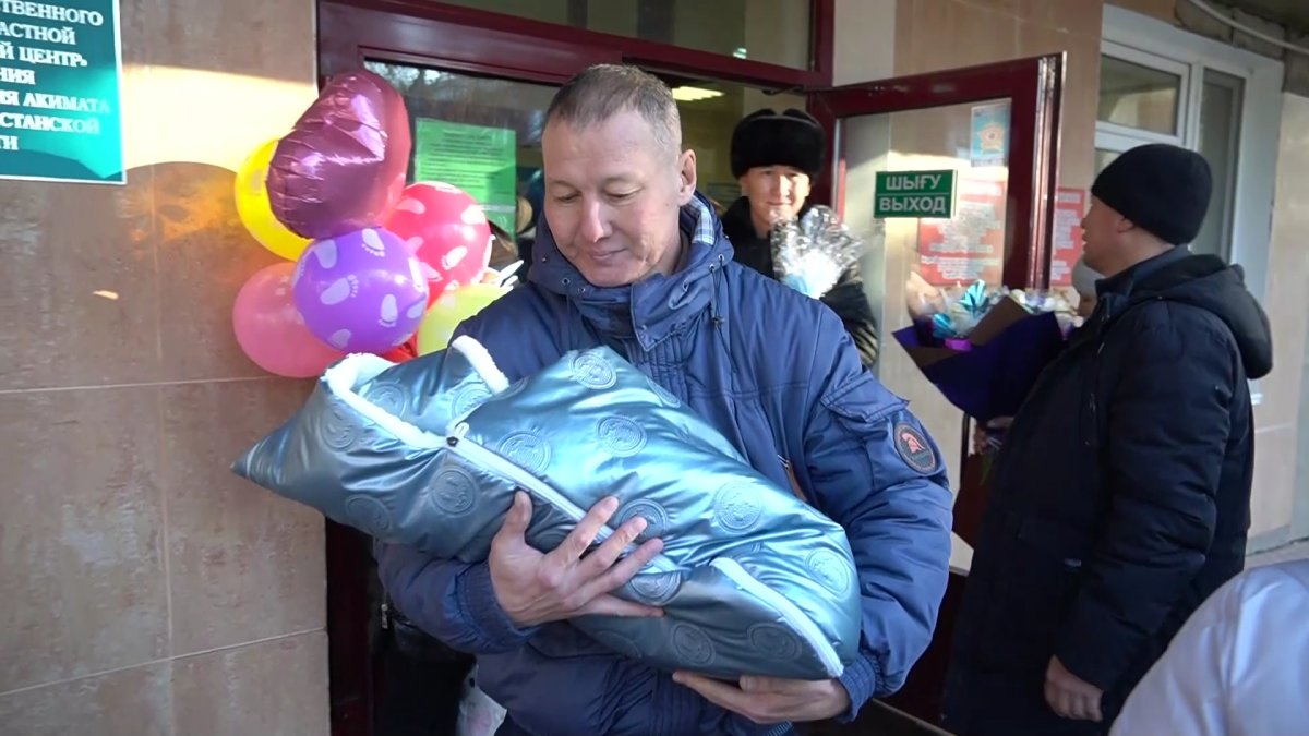 Оралдық ерлі-зайыптылар 26 жыл күткен сәбиімен қауышты