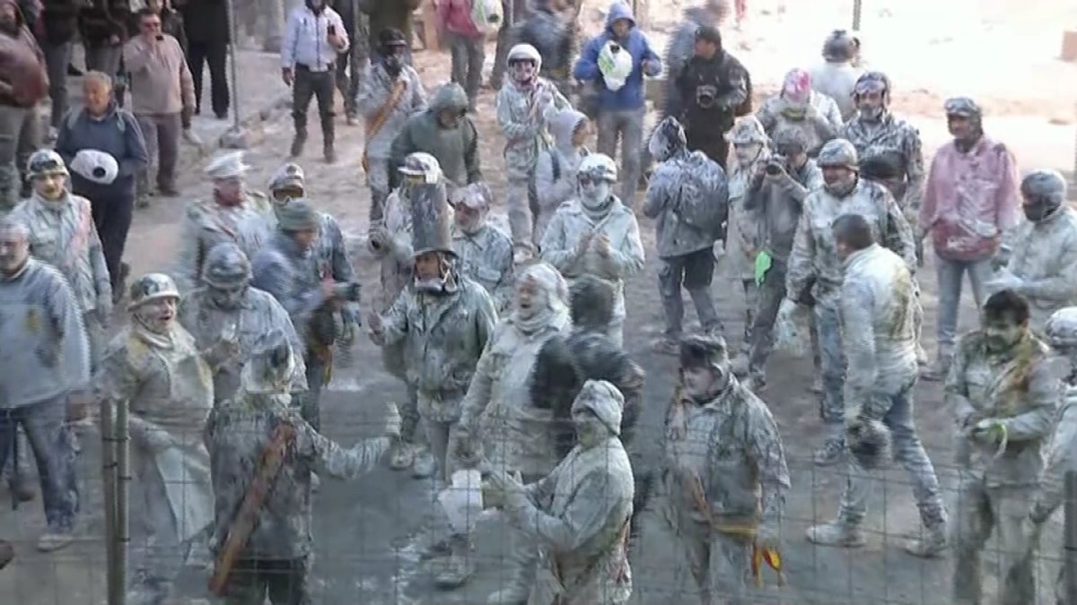 Испанцы обкидываются яйцами на необычном фестивале