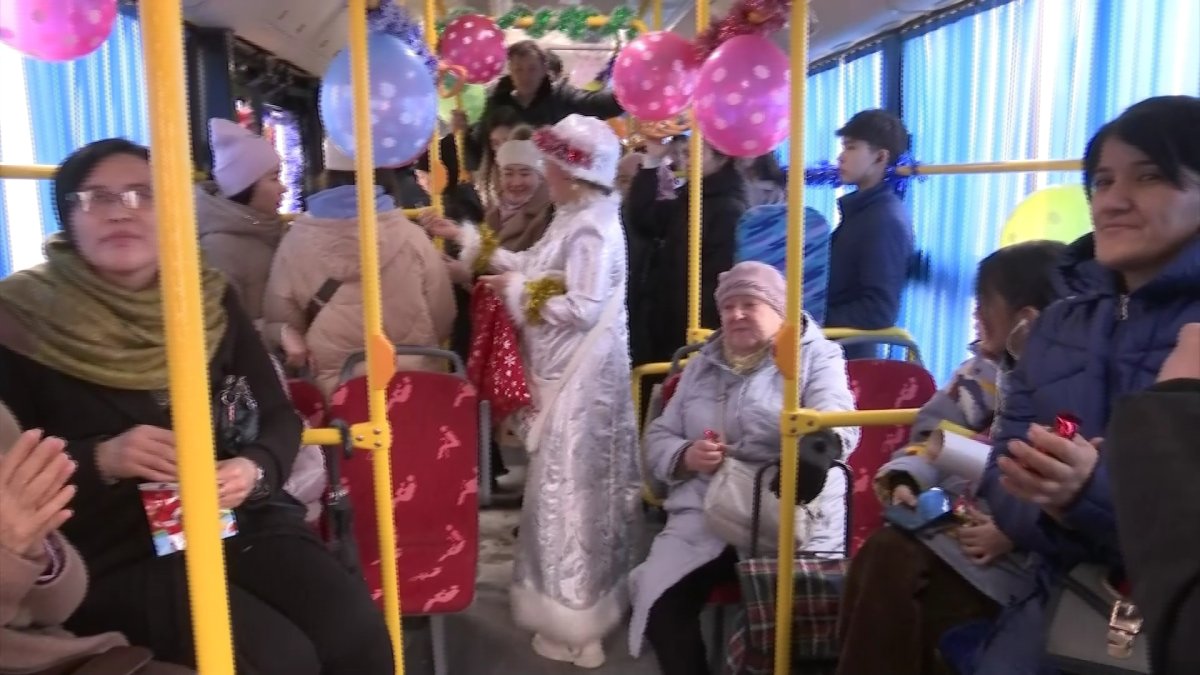 Жаңа жылдың жақындап қалғанын Шымкентте автобусқа мінген жолаушылар сезіне бастады