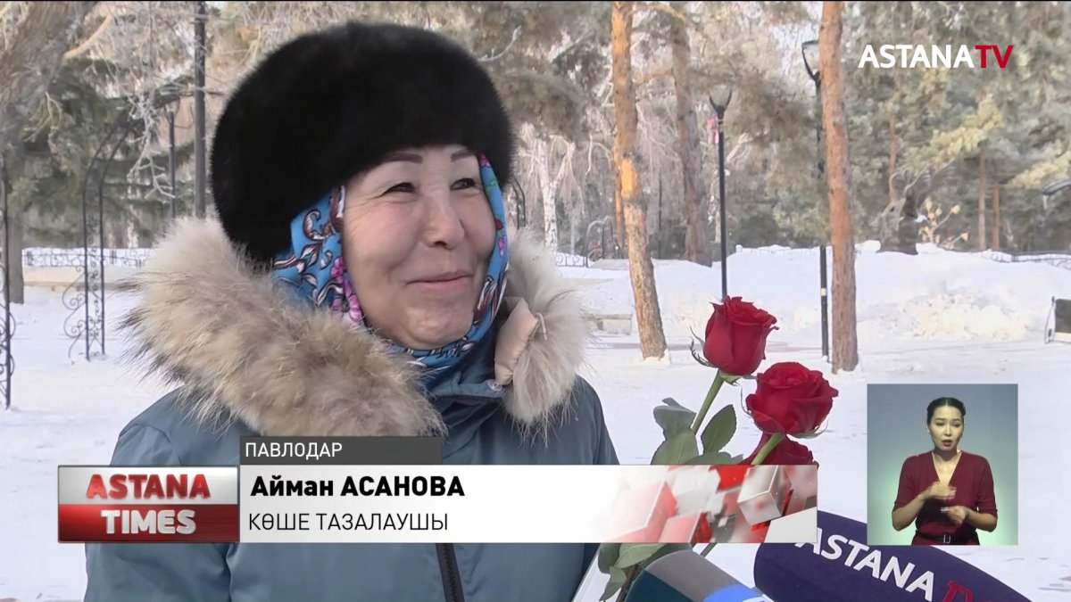 Павлодарда жастар көше тазалаушы әйелдерді мерекемен құттықтады
