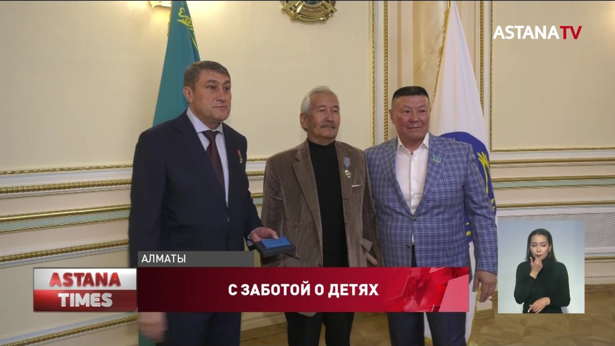 Год детей: медали им. Бауыржана Момышулы вручили лучшим педагогам и активистам