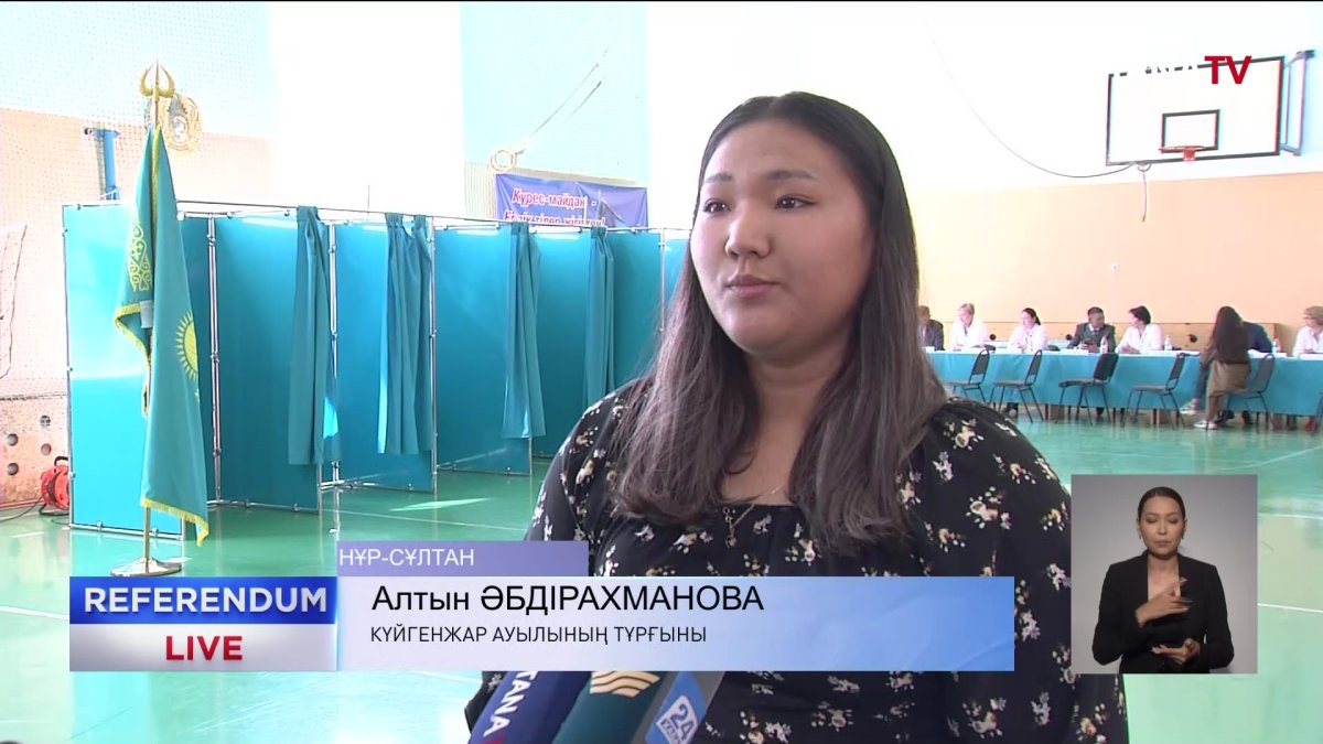 Алғаш рет дауыс берген елордалық бойжеткен естелік сыйлық алды