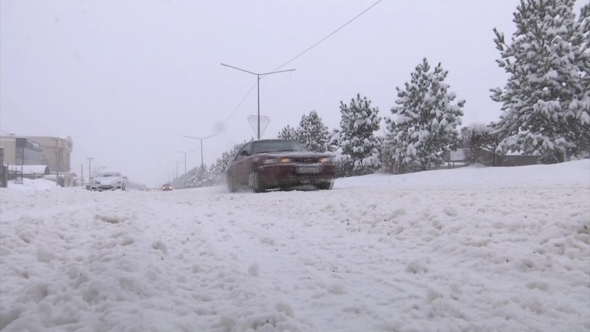 Шымкентте жауған қарды тазалап үлгермей жатыр