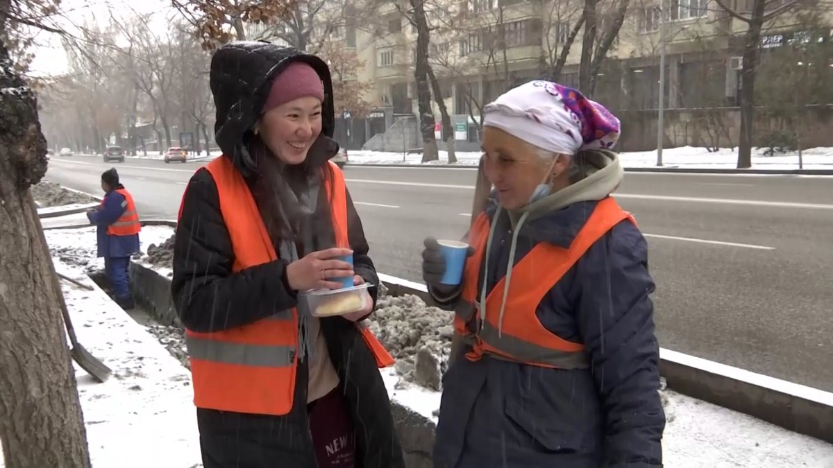 Алматылық белсенді жастар коммуналдық қызмет мамандарына ыстық шай ұсынды