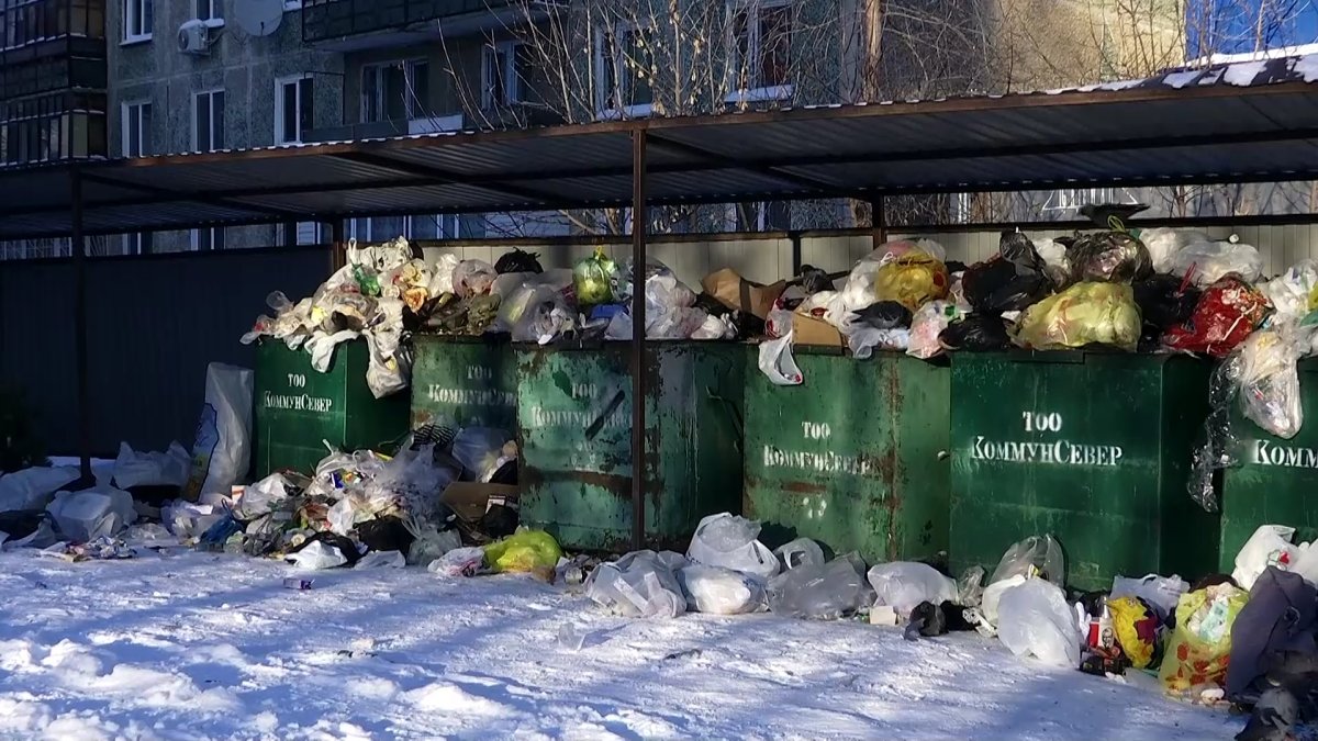 Коммунальное свинство: мусор из дворов Петропавловска не вывозят с начала  года - Телеканал «Астана»