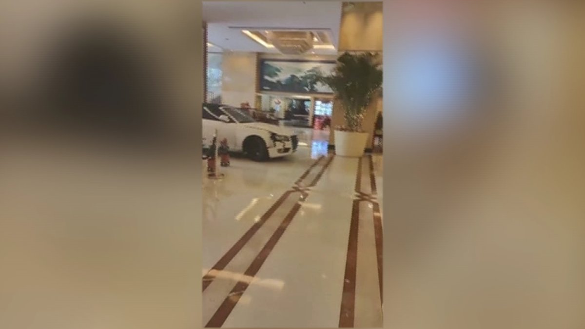 Разозлённый гость отеля кружил на авто по лобби