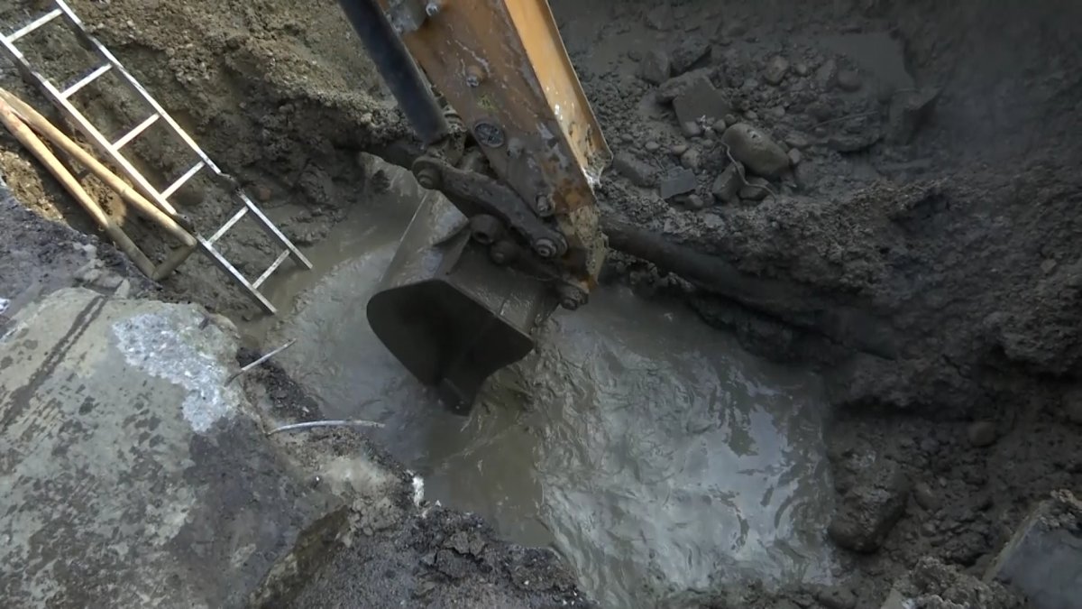 Алматыда су құбыры жарылып, 80 көпқабатты үй суық сусыз қалды