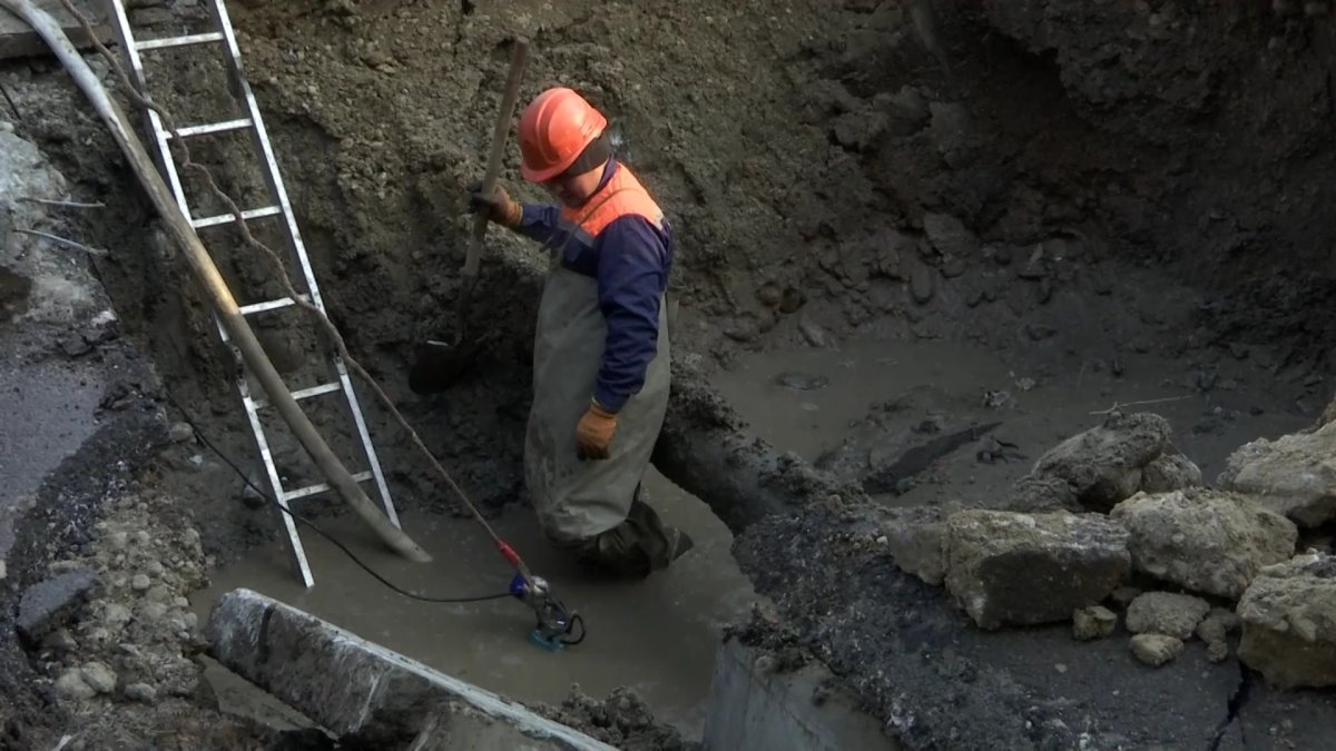 «Все вещи клиентов остались под водой и грязью», - предприниматели пострадали из-за прорыва водопровода в Алматы