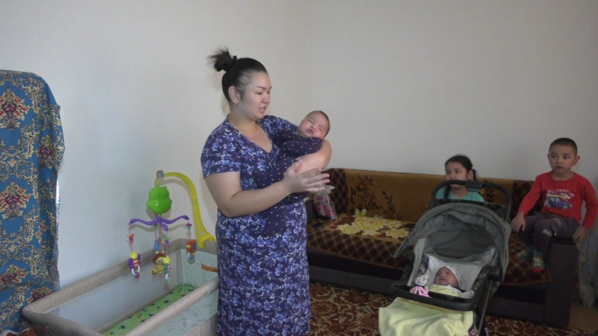 Алматыда көпбалалы отбасы далада қалмақ