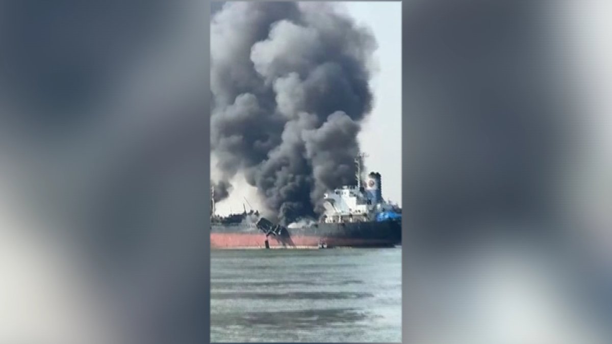 При взрыве танкера восемь человек пропали без вести