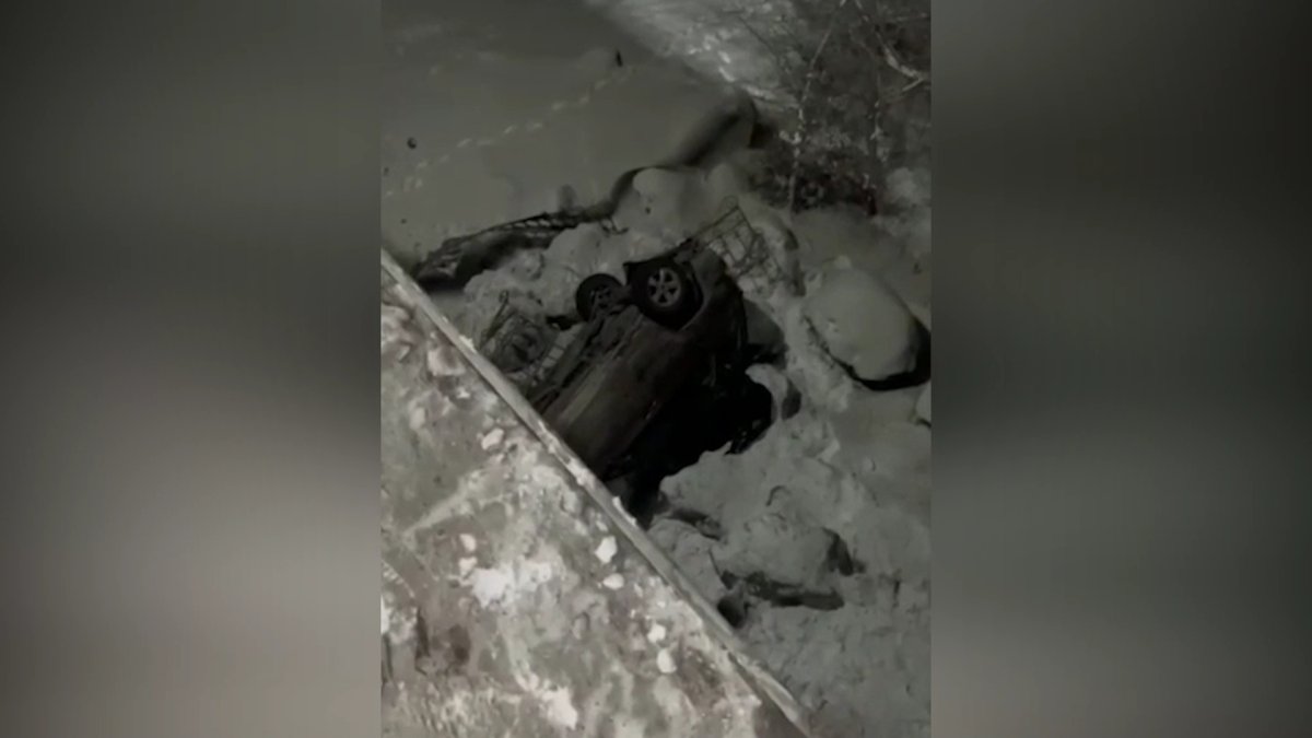 Внедорожник слетел с моста в Актобе: водитель в тяжёлом состоянии