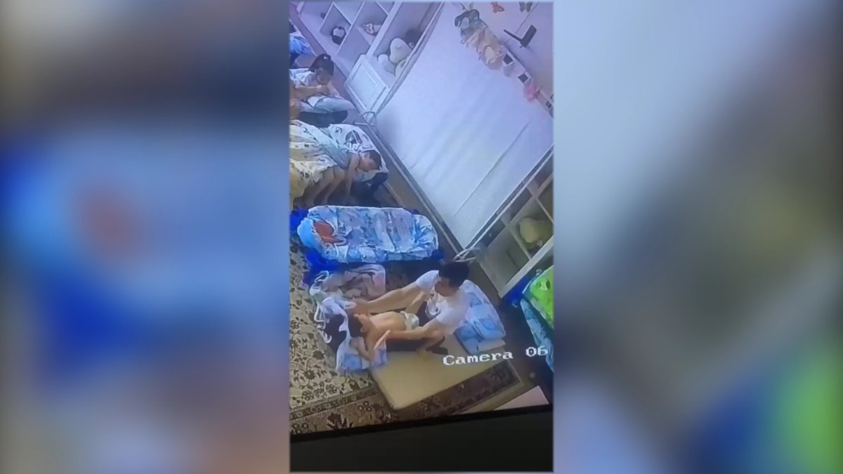 Ерекше балаларды тәрбиешілер ұрып-соғып, 48 секундта тамақтандырған