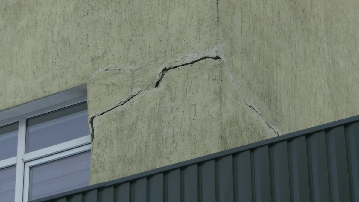 В Алматы рушится здание новой поликлиники