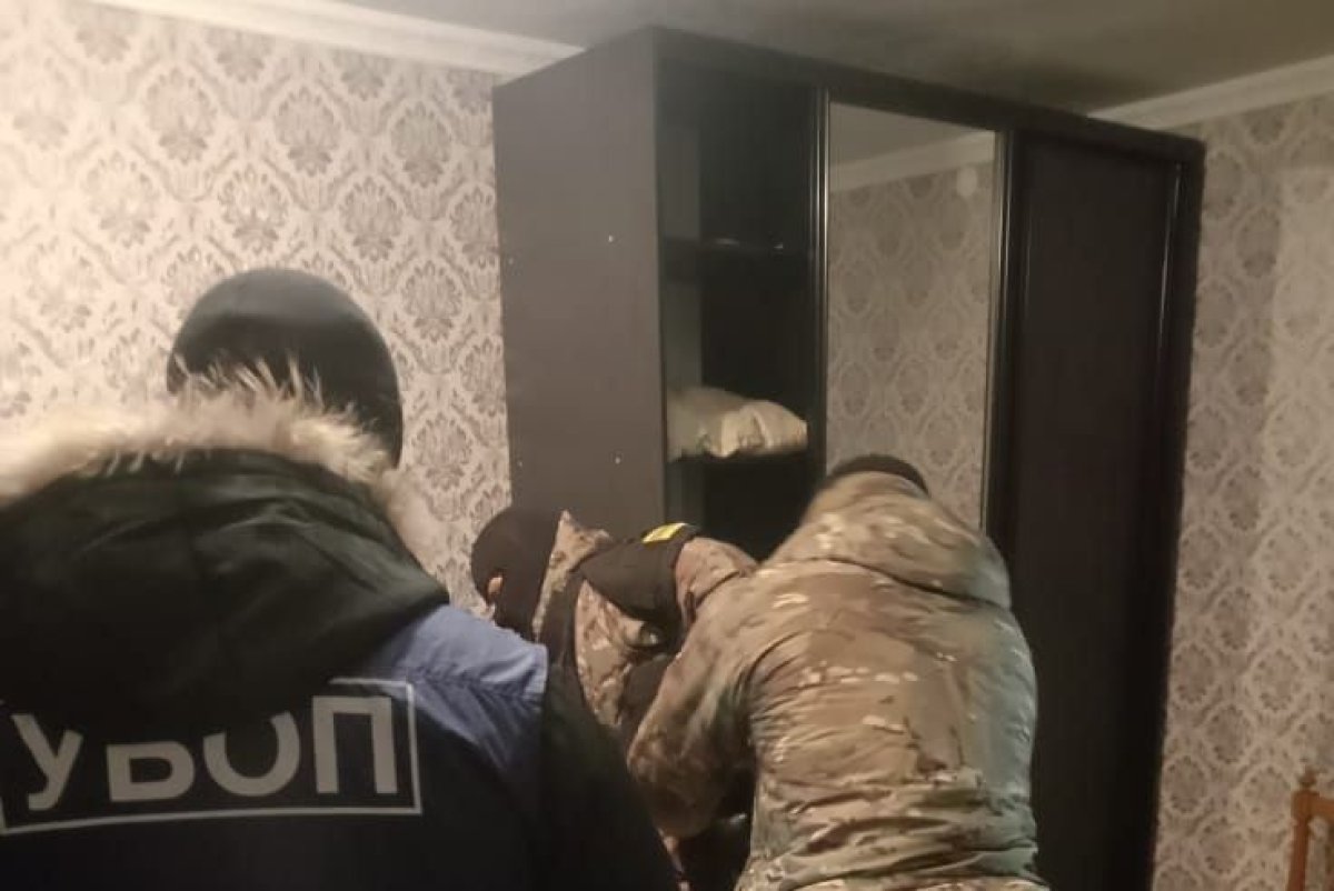 Қорқытып, несие рәсімдеткен