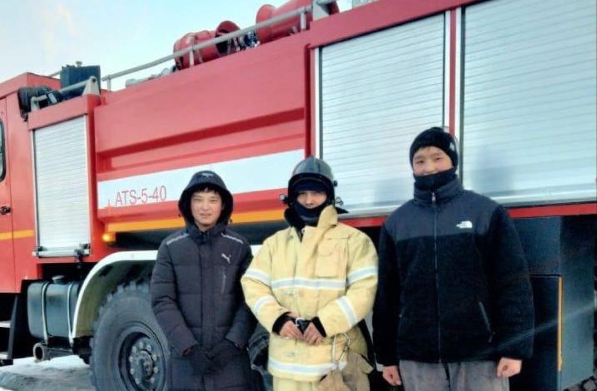 Двое карагандинских школьников спасли пенсионеров из пожара