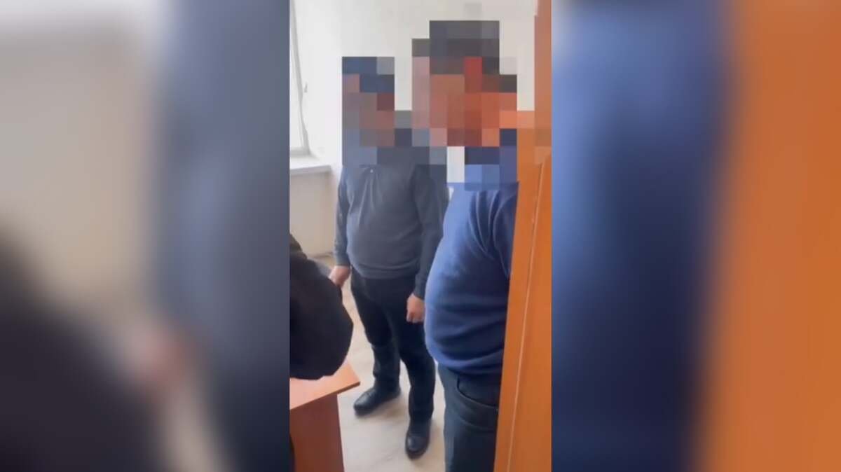 Студенттен 200 мың теңге пара алды