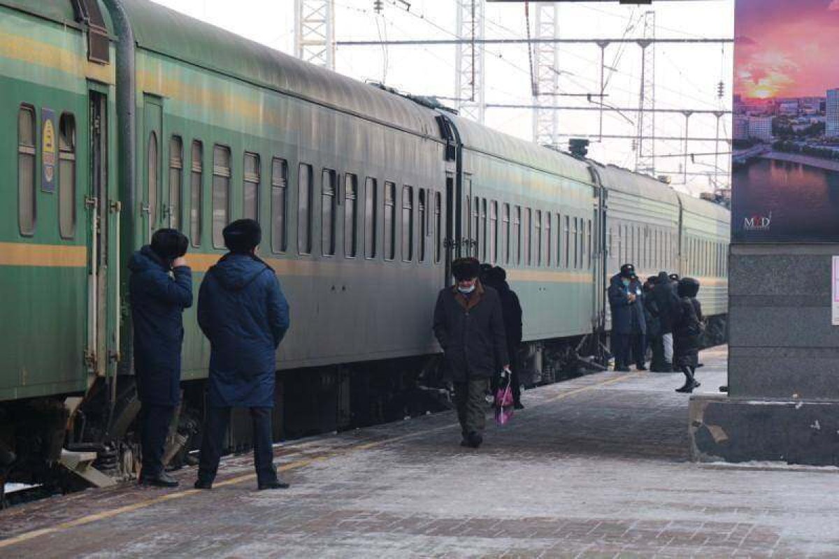 Пойыздың әйнегін сындырды