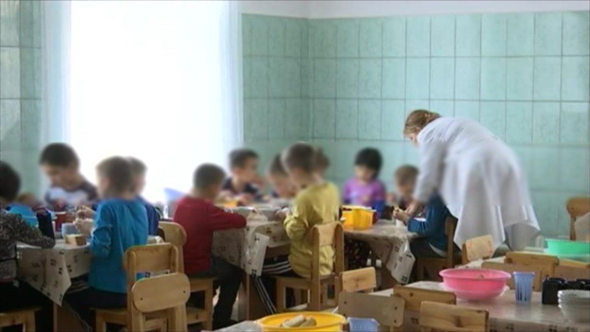 "Үйден қашу, мектепке бармау сияқты проблема көп болды" - Балалар үйінен асырап алған баланы кері қайтару жағдайы жиілеген