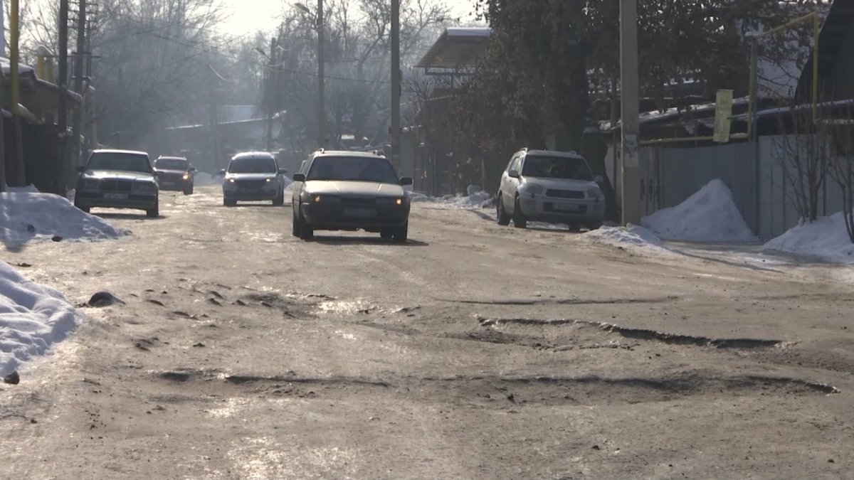 «Вскрыли новый асфальт и бросили»: жители Алматы жалуются на бездействие чиновников