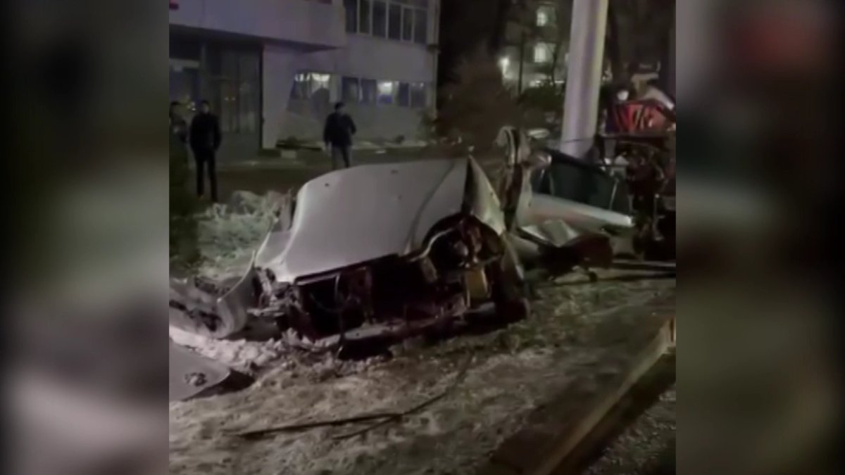 Алматыда жол апатына ұшыраған көлік екіге қақ бөлініп, 3 адам қаза тапты