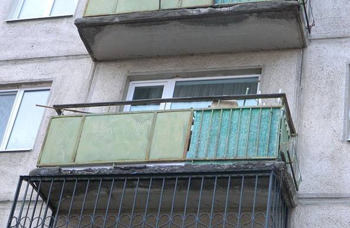 Мас әйел баласын балконнан құлатып алды