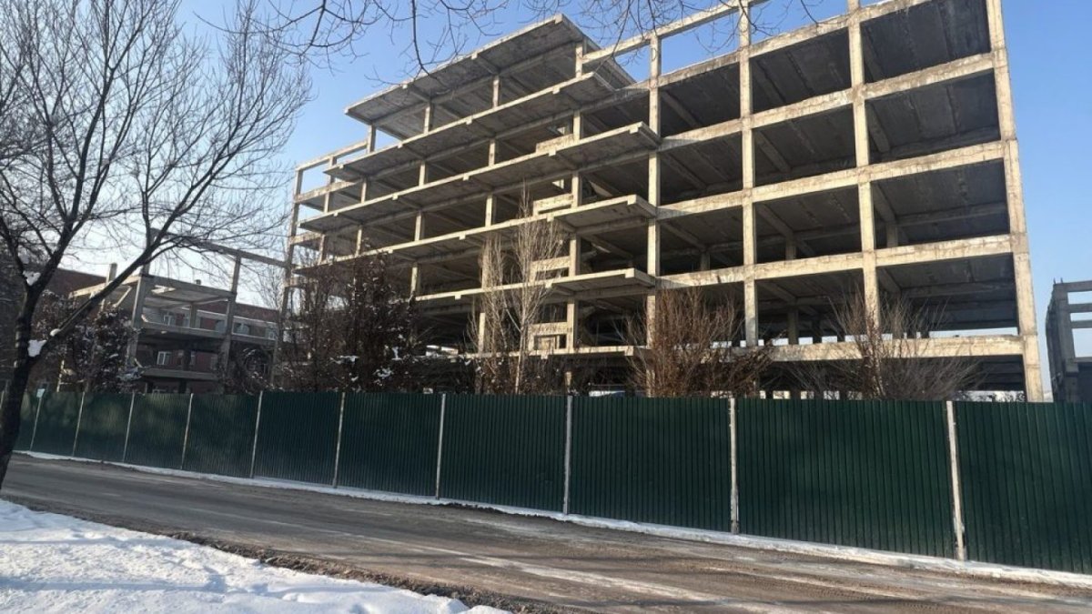 Девушка спрыгнула с недостроенной многоэтажки в Таразе - СМИ