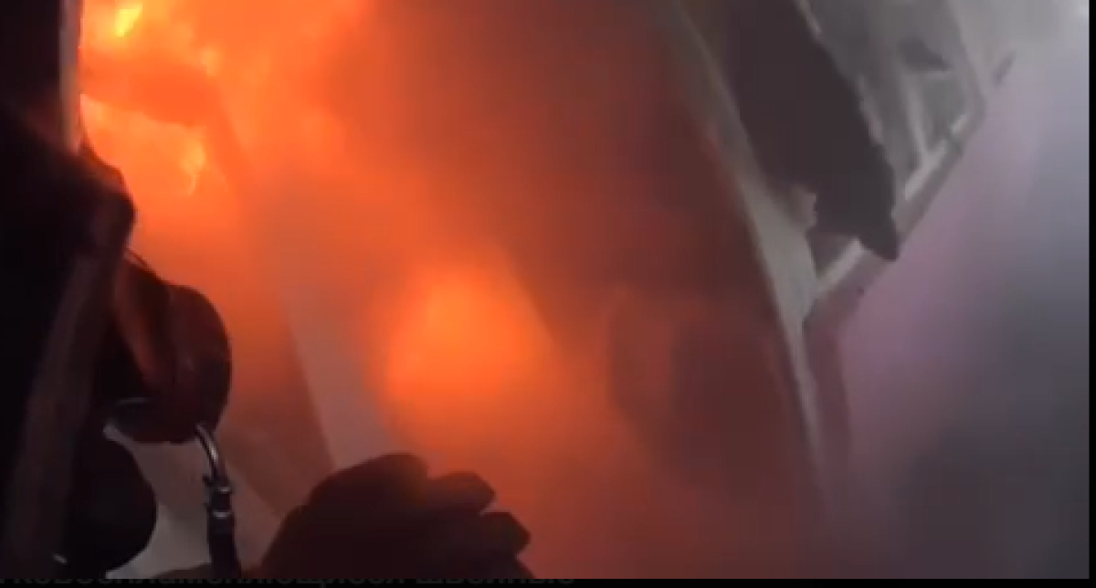 Пожарные вытащили из огня четверых человек в Таразе.