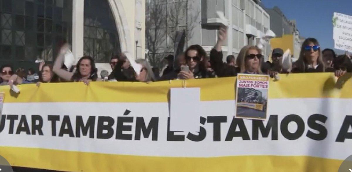 Тысячи педагогов вышли на улицы Португалии