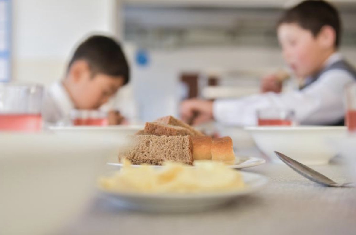 «Дают помои»: родители уральских школьников жалуются на питание