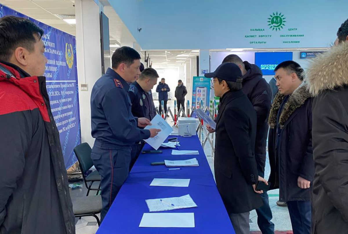 Бағдат Мусин шетелдік көлігін заңдастырып жүрген астаналықтармен кездесті