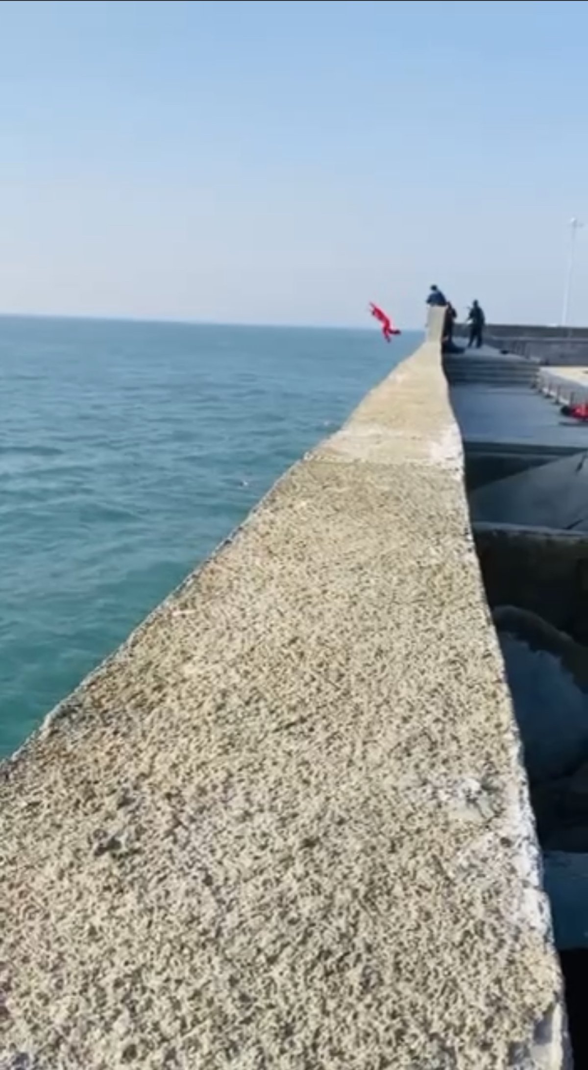 Женщина чуть не утонула на Каспии