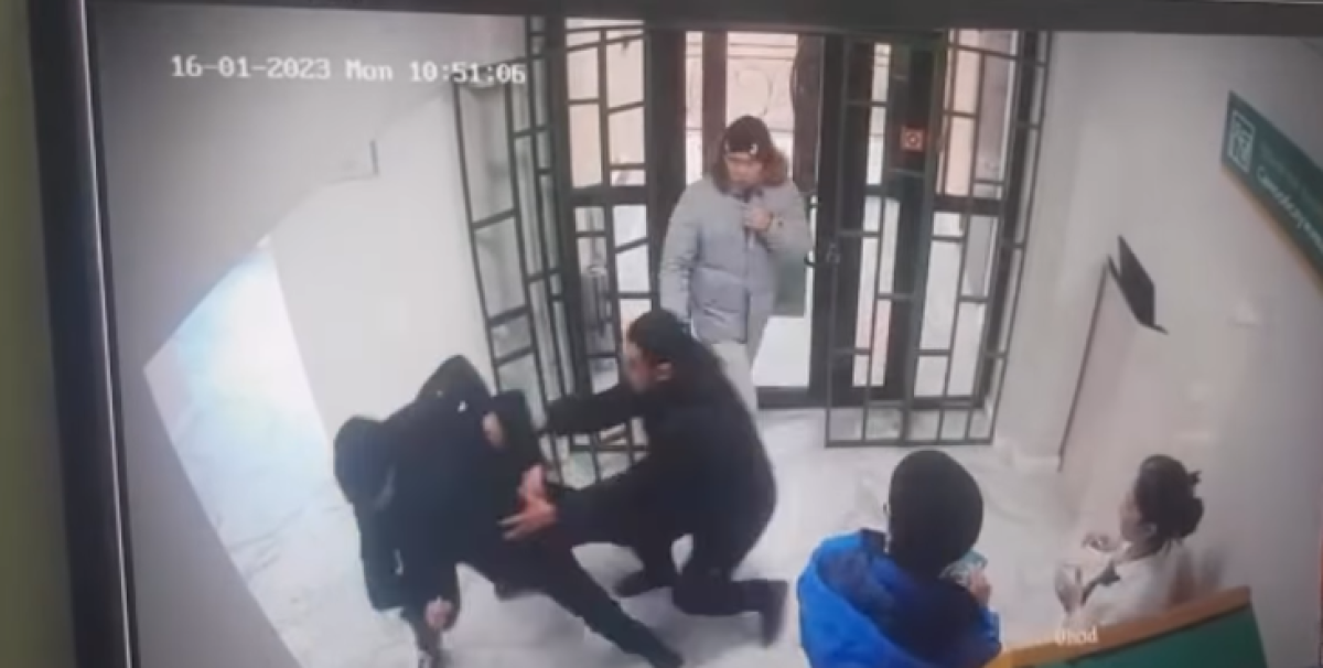 Мужчина напал с ножом на посетителей банка в Актау