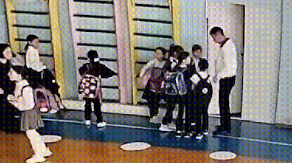 Екінші сынып оқушысын итеріп жіберген елордалық мұғалім жұмыстан шығарылды