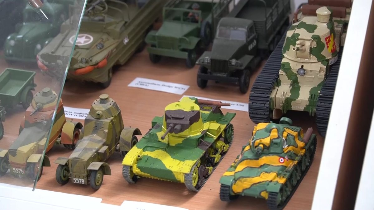 Оралдық шебер пластик құтылардан түрлі әскери техника құрастырады