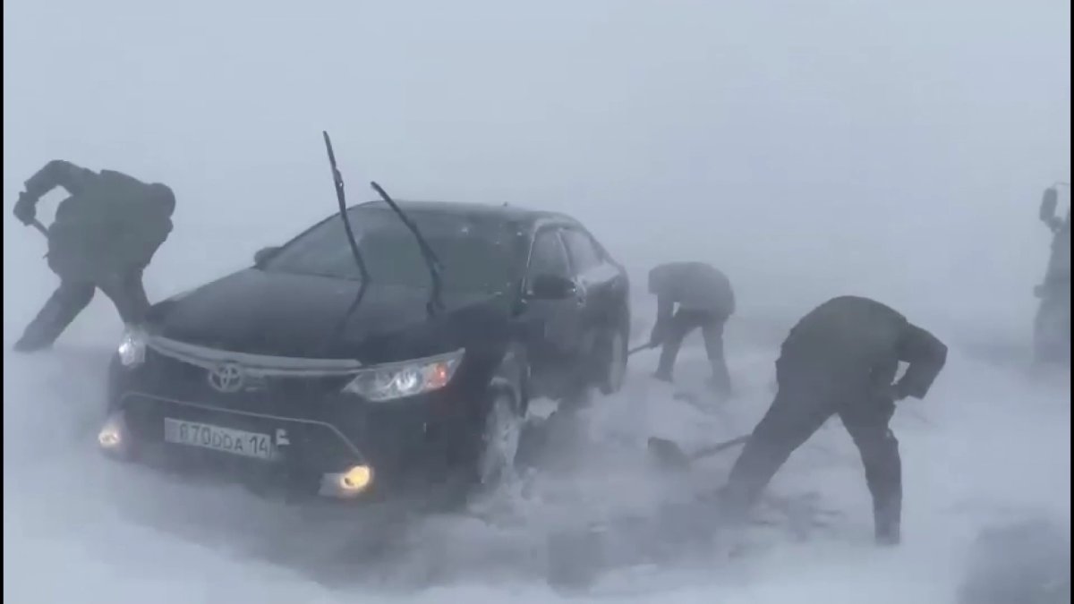В Карагандинской области могут арестовать водителей, выехавших на закрытую трассу