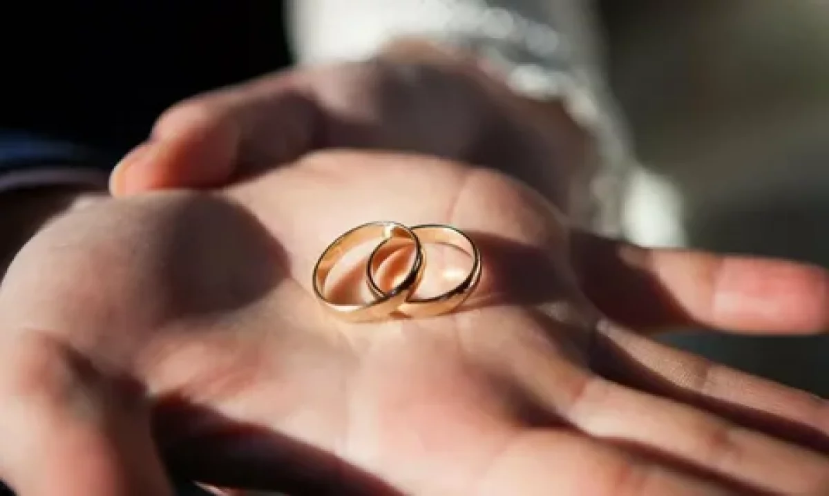 "Ол менің балам секілді": 24 жастағы бойжеткен 85 жастағы қариямен отбасын құруға ант берді