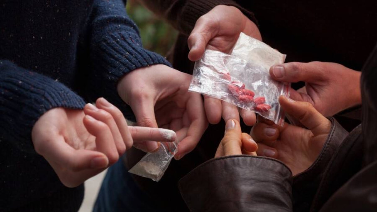 Как понять, что ребенок подрабатывает "закладчиком" наркотиков: в полиции указали 6 признаков