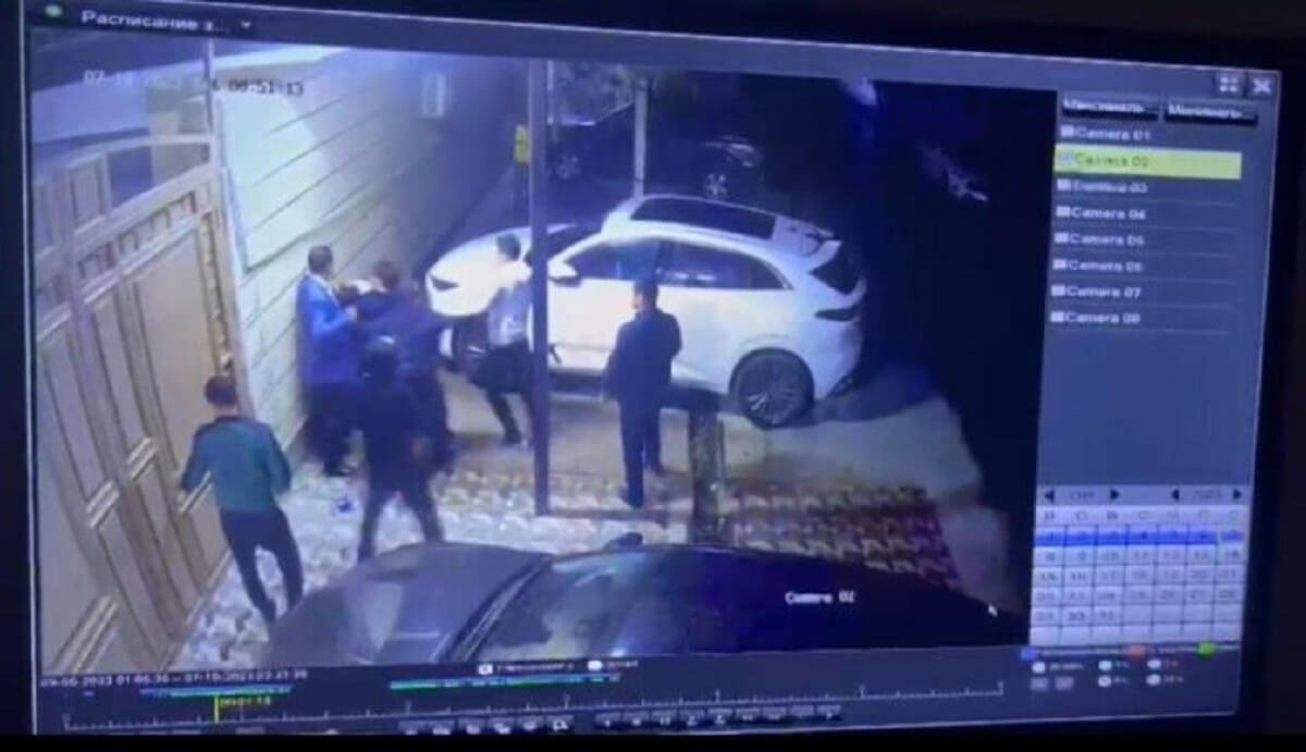 Сарыағаштық депутатты бір топ адам үйінің алдында соққыға жыққан