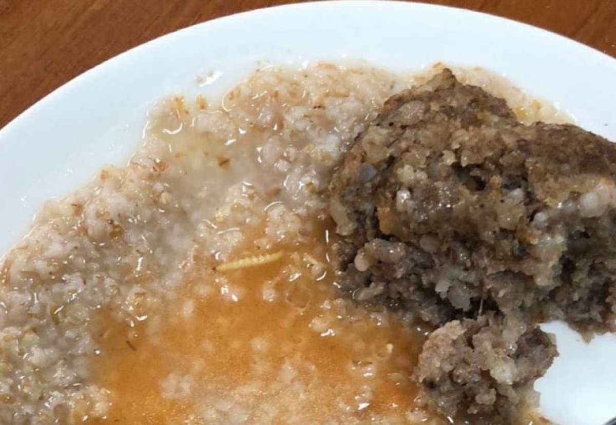 Ученик нашел червя в школьном обеде в Павлодаре