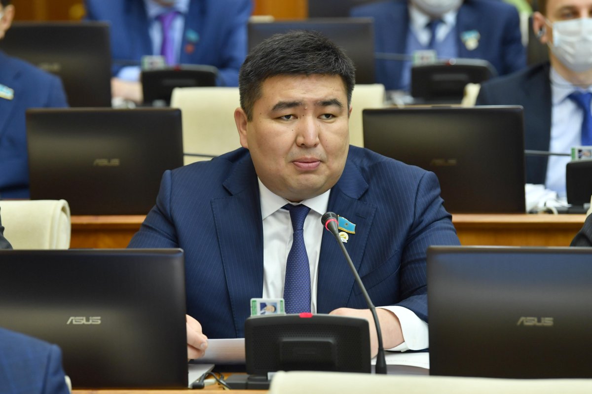 За ответами на вопросы нет конкретных решений – Бейсенбаев членам правительства