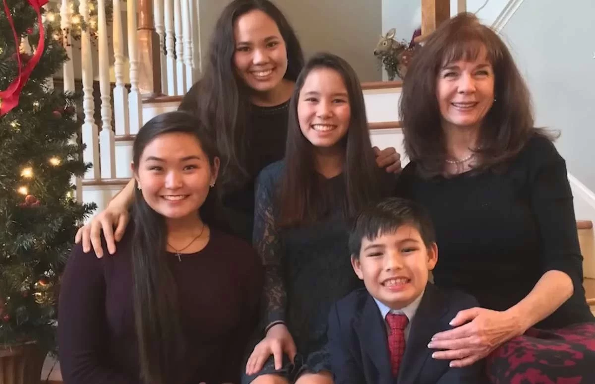 "Отбасымызда америкалықтан гөрі қазақ көп": Америкалық әйел қазақтың төрт баласын асырап алған
